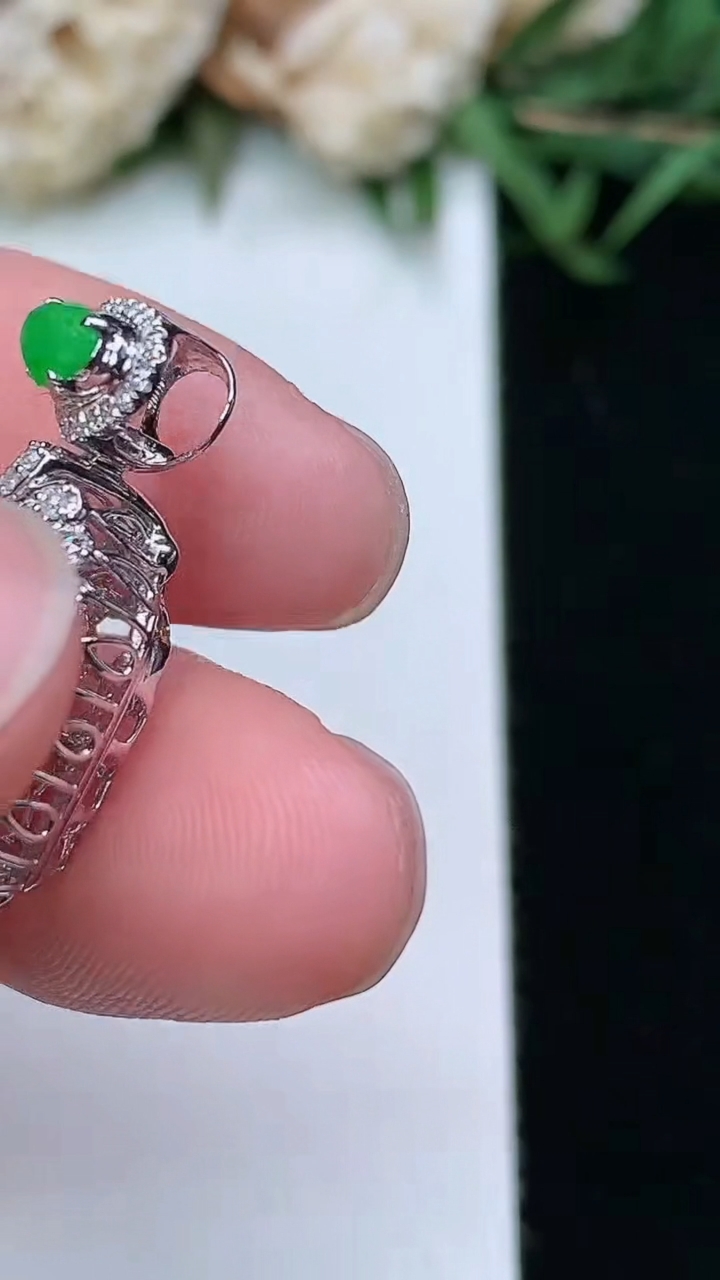 天然A货翡翠无事牌吊坠，尺寸22.8-13.4-8.5，裸石9.8-8.6，重量:2.88g
3月18日