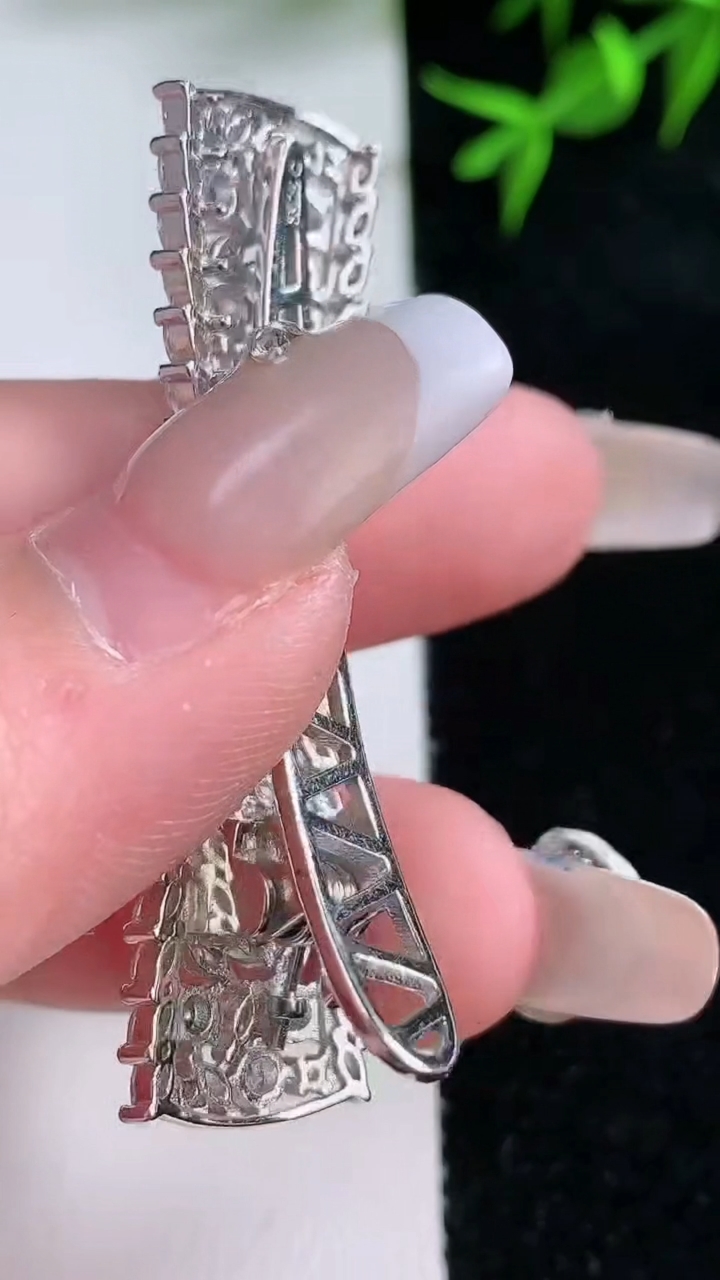 天然A货翡翠925银蓝水蛋面蝴蝶结发夹，尺寸5.7，重量:9.56g
3月18日