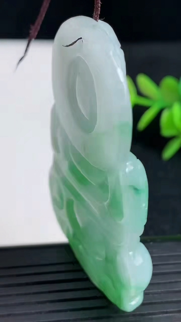 天然A货翡翠观音菩萨吊坠尺寸58.6-39.8-6.5重:27.27g
3月18日
614