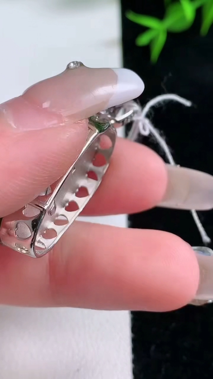 天然A货翡翠金枝玉叶 叶子吊坠，尺寸36-25.8-14.4-8，重量:5.99g
3月18日