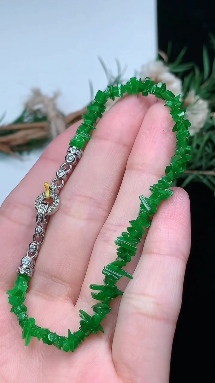 天然A货翡翠岁岁平安手串，尺寸7.2-2.3-1.4，重量:5.34g3月18日
工厂直销收藏佳品,种好水足，色泽均匀，有种有色，上手高大气！