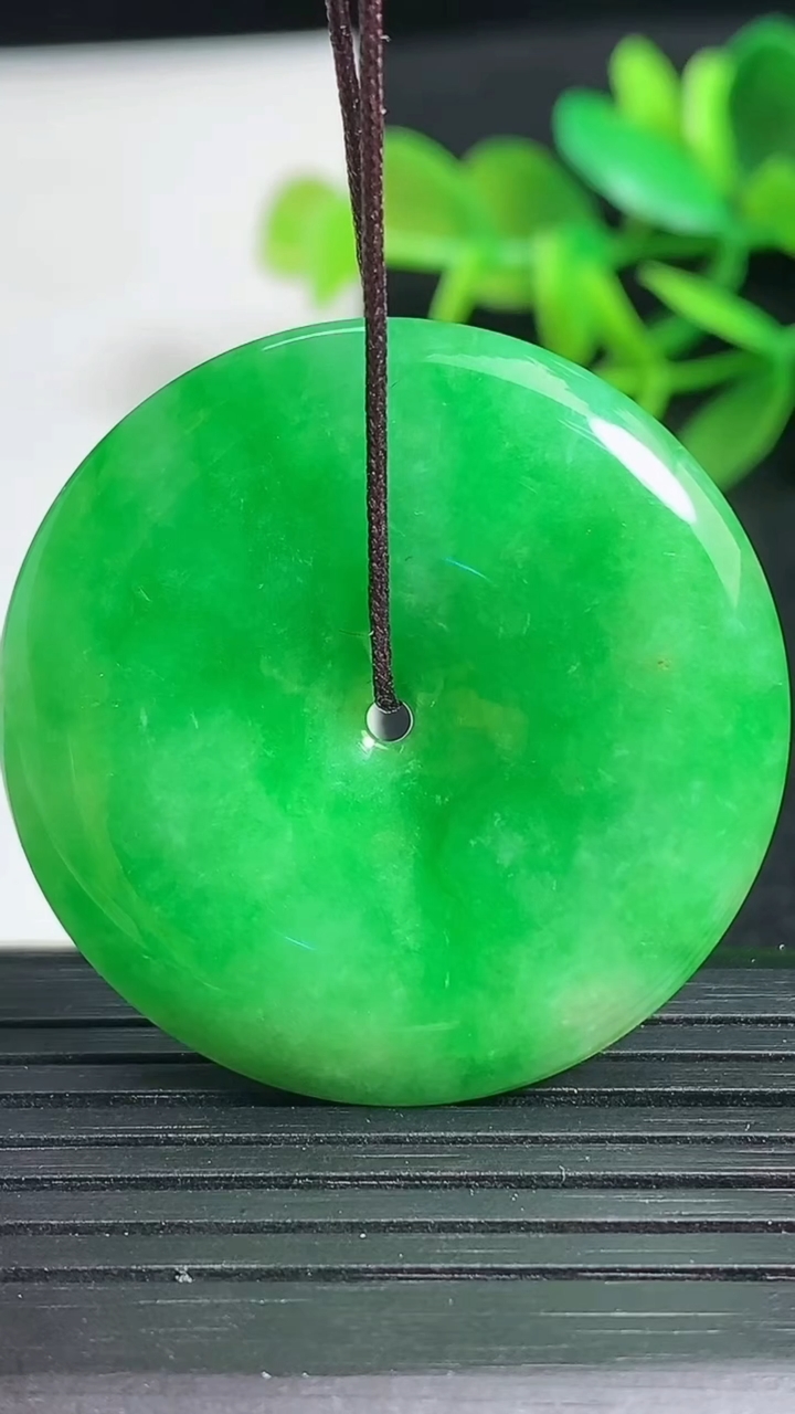 天然A货翡翠平安扣吊坠，尺寸35-5.3重量:13.35g
3月18日