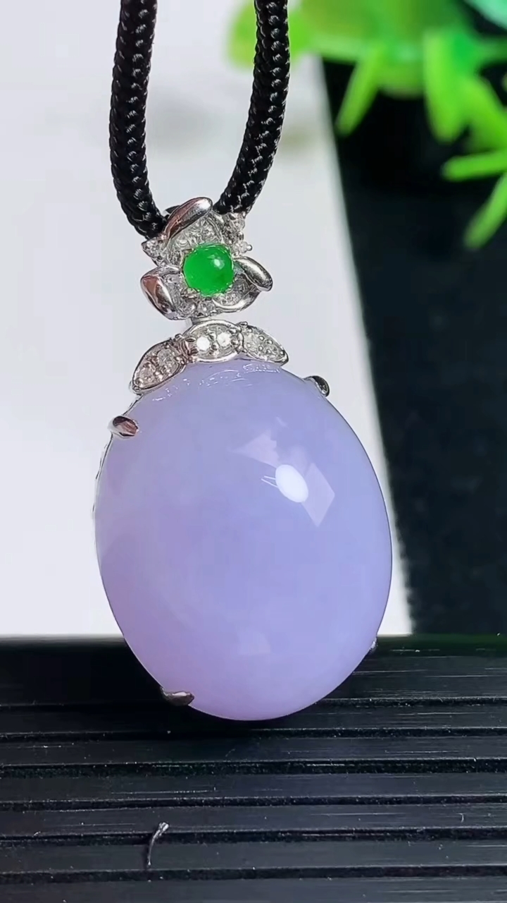 天然A货翡翠18k金紫罗兰蛋面吊坠，尺寸32-18.5-12.6裸石22-18.5，重量:10.42g
3月18日