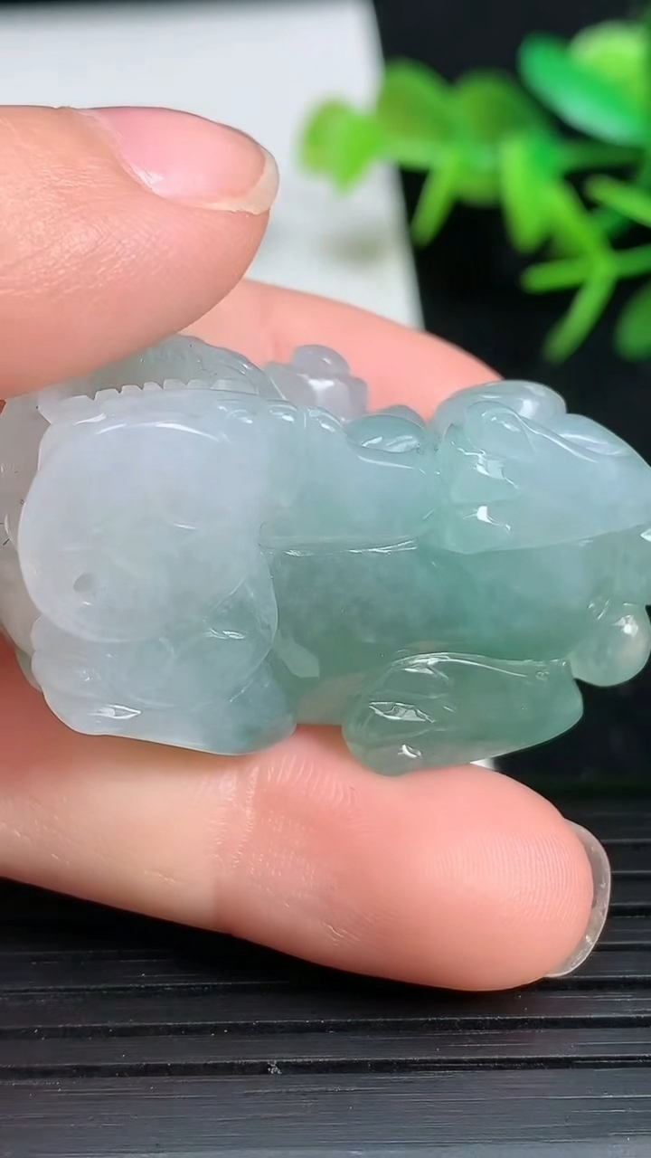 天然A货翡翠霸王貔貅吊坠，尺寸38.6-21.6-16，重量:24.06g
3月18日