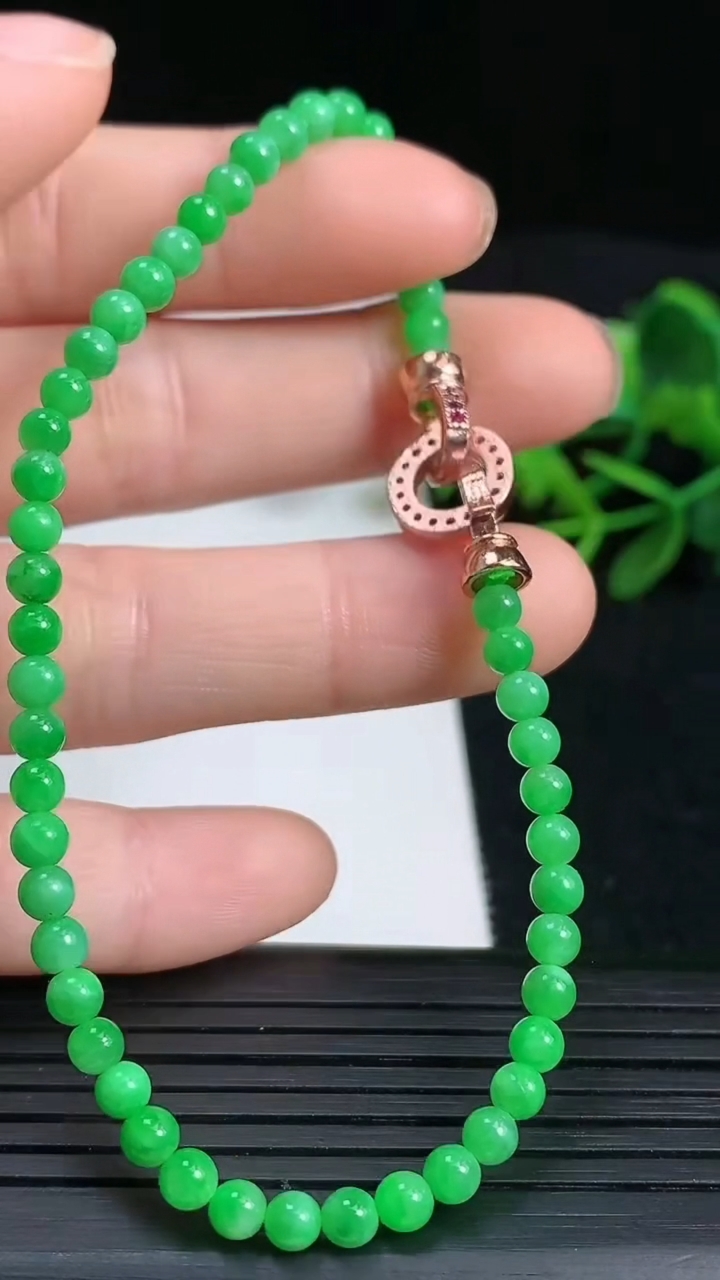 天然A货翡翠小米圆珠手串，尺寸3.8重量:6.01g3月18日
工厂直销收藏佳品,种好水足，色泽均匀，有种有色，上手高大气！