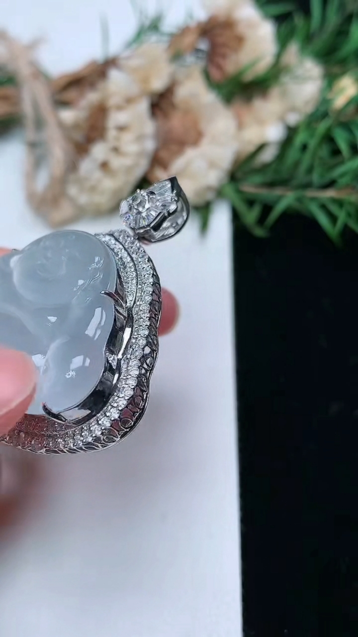 天然A货翡翠白冰佛公吊坠，尺寸43-40.8-14.2，裸石25.3-38，重量:18.18g
3月18日