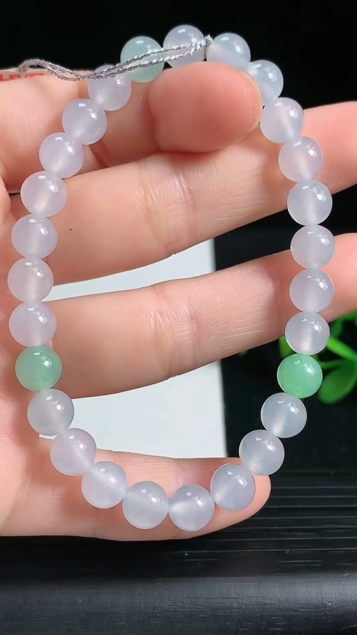 天然A货翡翠圆珠手串尺寸6.5-27颗重量:14.68g3月18日
工厂直销收藏佳品,种好水足，色泽均匀，有种有色，上手高大气！