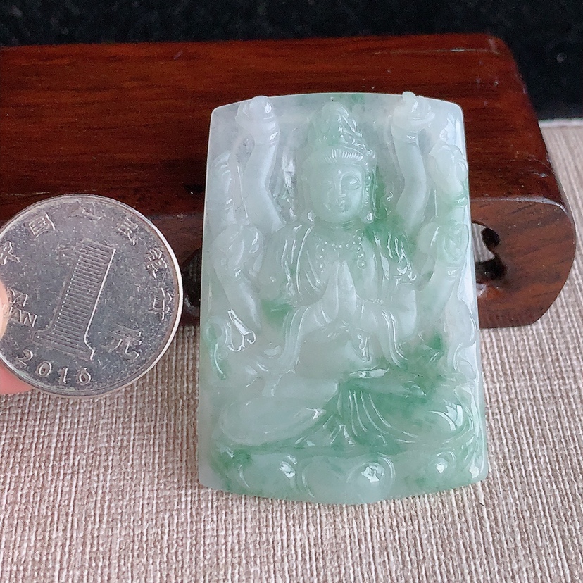 天然A货翡翠飘花千手观音吊坠 
尺寸51.4-36-5.6mm 重量22.00g 0317