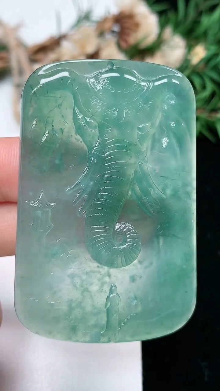 天然A货翡翠蓝水普贤菩萨吊坠，尺寸56-36.6-5.6，重量:24.48g
3月18日