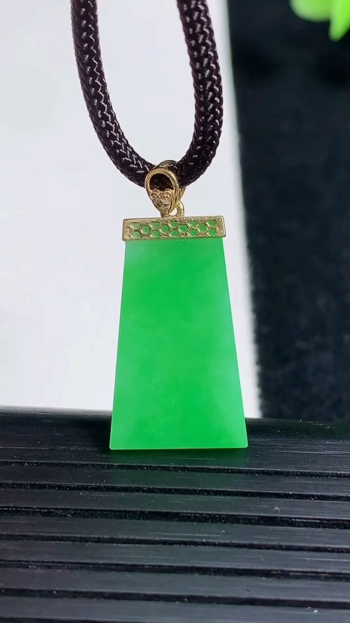 天然A货翡翠无事牌吊坠，尺寸21-12.5-2.3，重量:1.86g
3月18日