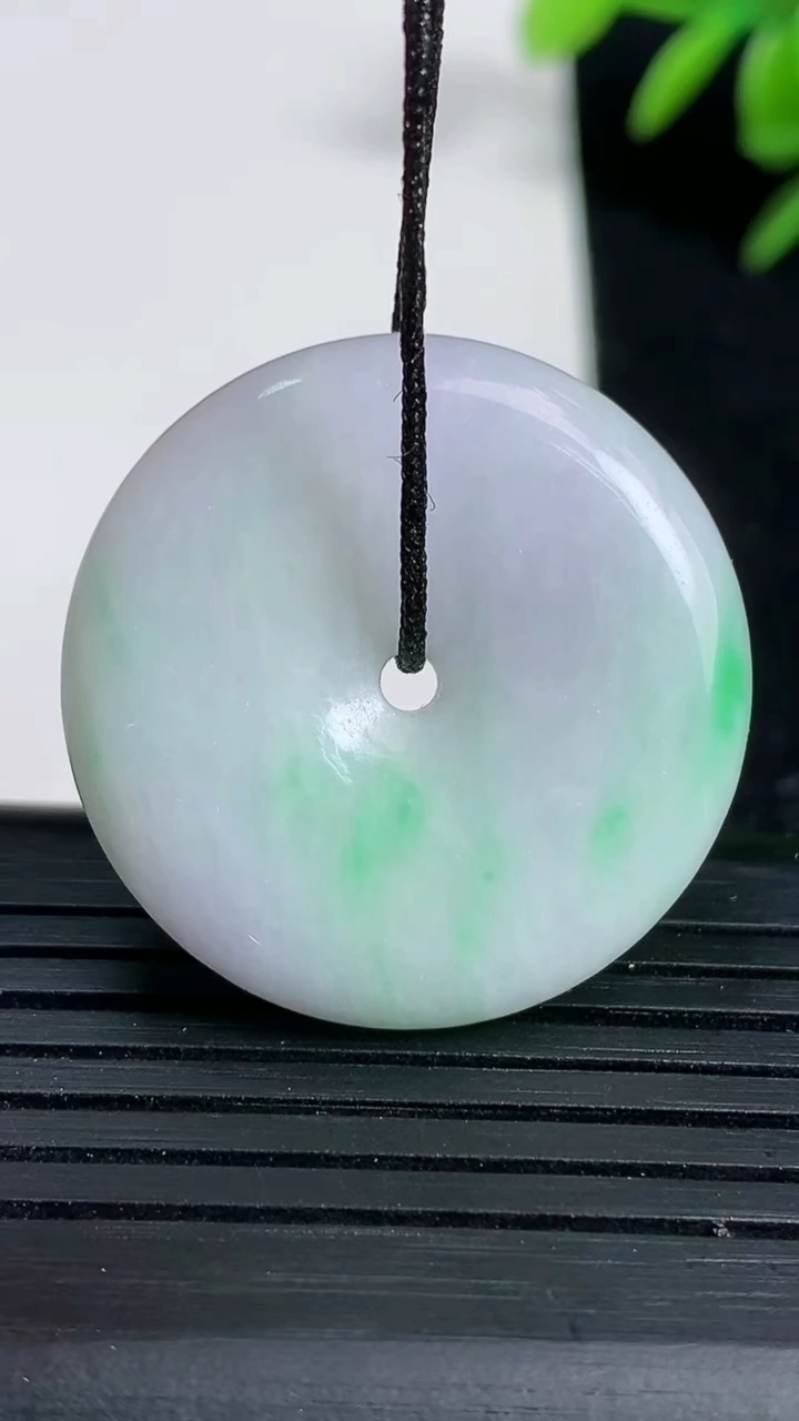 天然A货翡翠平安扣吊坠尺寸28.6-5.8重:10.94g
3月18日
93