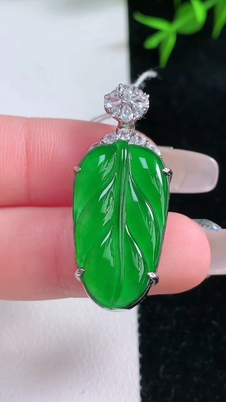 天然A货翡翠金枝玉叶 叶子吊坠，尺寸36-25.8-14.4-8，重量:5.99g
3月18日