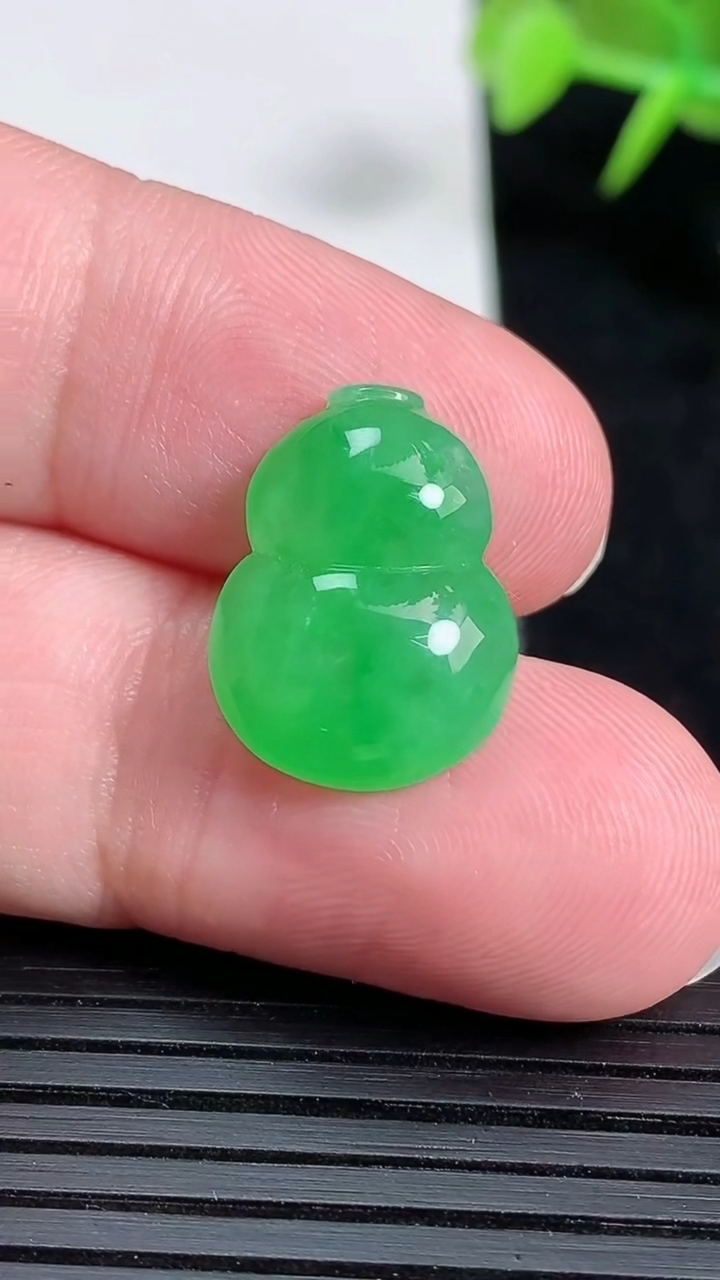 天然A货翡翠葫芦镶嵌件，尺寸17.6-13.3-5，重量:2.17g
3月18日