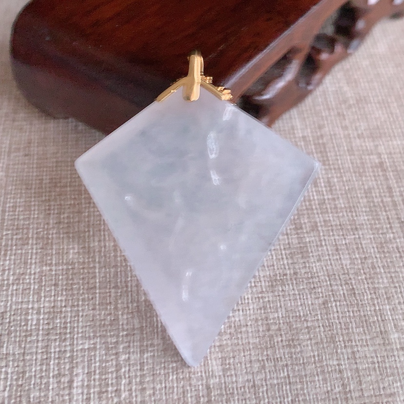 天然A货翡翠18K金镶嵌白月光随形吊坠 
尺寸46.3-40.8-35.3-5.3mm 重量12.4