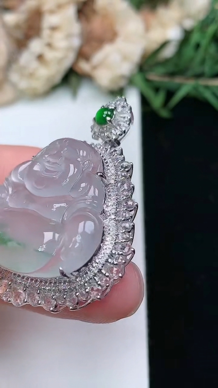 天然A货翡翠佛公吊坠，尺寸38.2-32.2-10.4，裸石22.9-26，重量:8.30g
3月18日