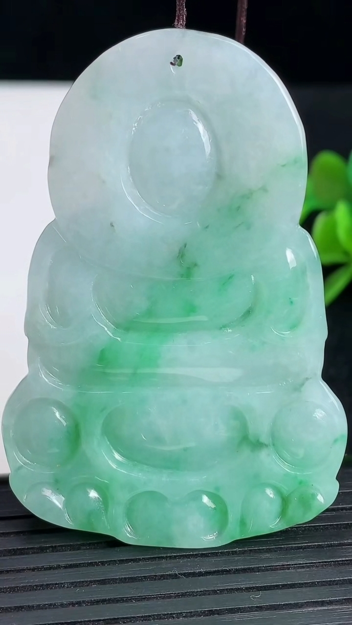 天然A货翡翠观音菩萨吊坠尺寸58.6-39.8-6.5重:27.27g
3月18日
614