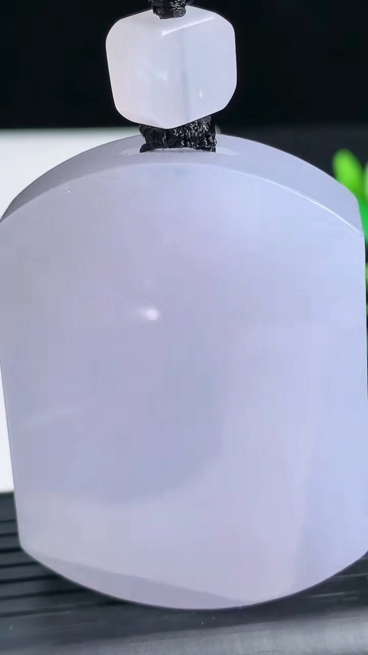 天然A货翡翠紫罗兰无事牌吊坠尺寸52.6-38.8-11重量:74.57g
3月18日