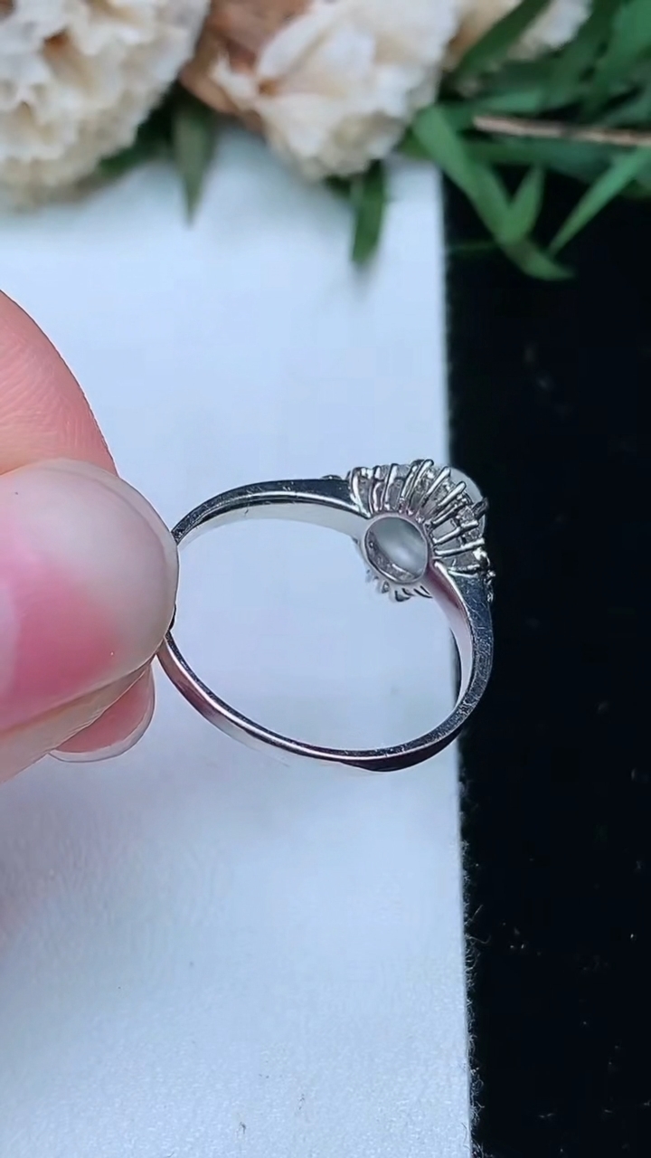 天然A货翡翠白冰蛋面戒指，尺寸17-6-5.9，重量:2.39g2026年3月18日
工厂直销收藏佳品,种好水足，色泽均匀，有种有色，上手高大气！