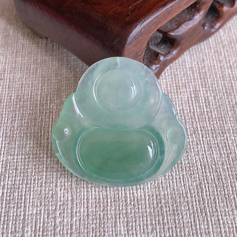 天然A货翡翠晴水佛公吊坠 
尺寸28.6-30-5.5mm 重量7.62g 0317