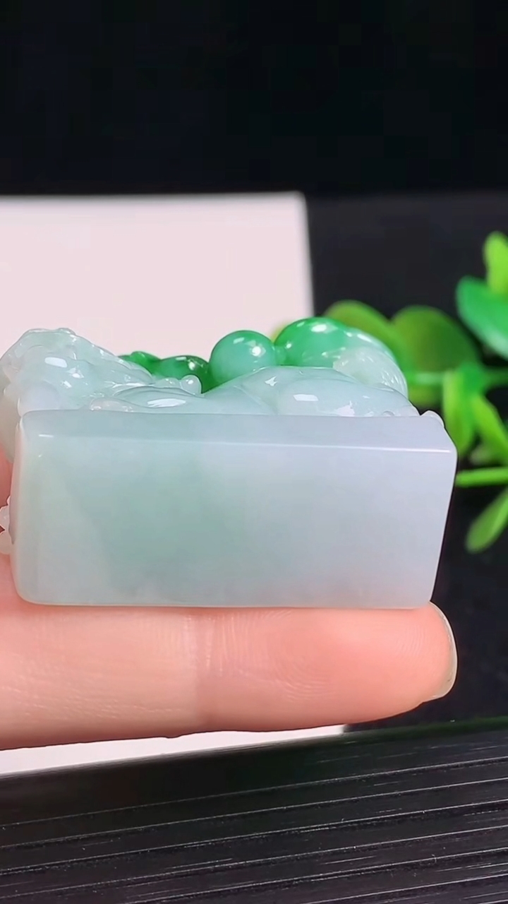 天然A货翡翠貔貅小摆件尺寸36.4-13.6-38.2重量:33.58g
3月18日