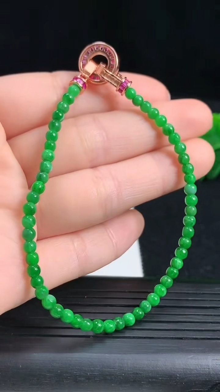 天然A货翡翠小米圆珠手串，尺寸3.5重量:5.34g3月18日
工厂直销收藏佳品,种好水足，色泽均匀，有种有色，上手高大气！