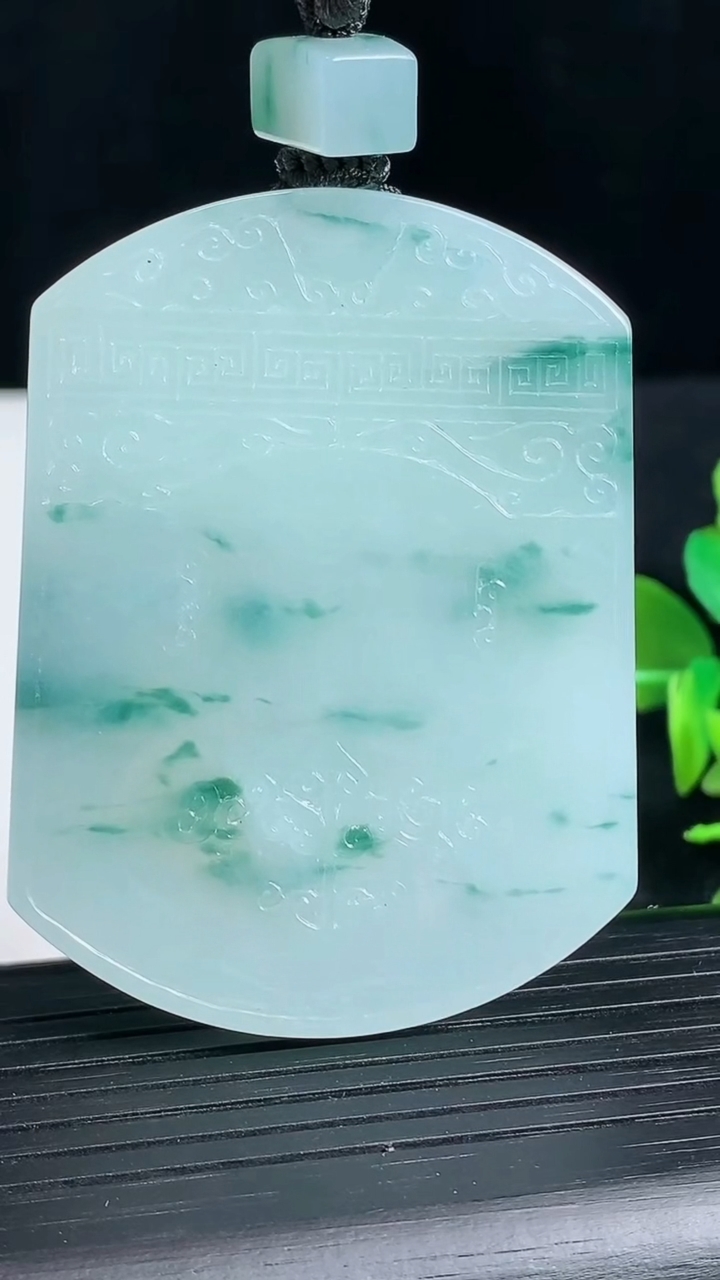 天然A货翡翠飘花仿古无事牌吊坠尺55.5-42.1-6.1重量:49.59g
3月18日