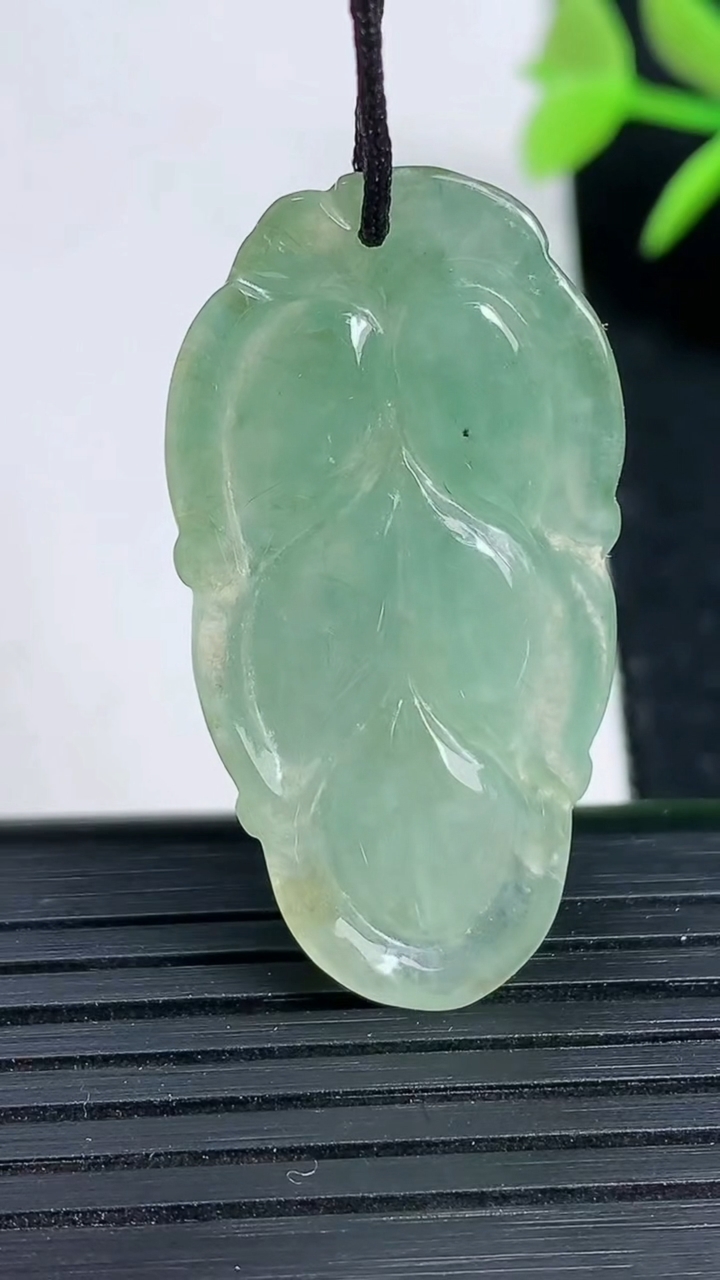天然A货翡翠金枝玉叶 叶子吊坠尺寸36.8-19.3-5.6重:6.44g
3月18日
535