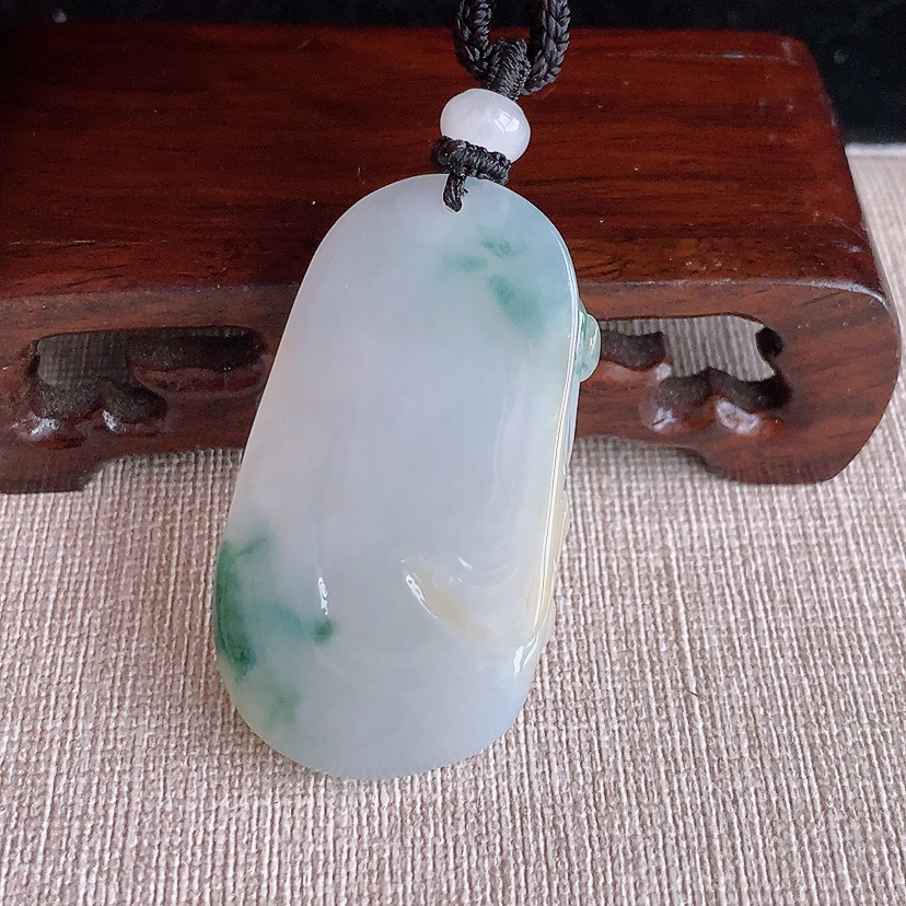 天然A货翡翠飘黄翡飘花财神爷吊坠 
尺寸47.5-26.2-11mm 重量27.00g 0317