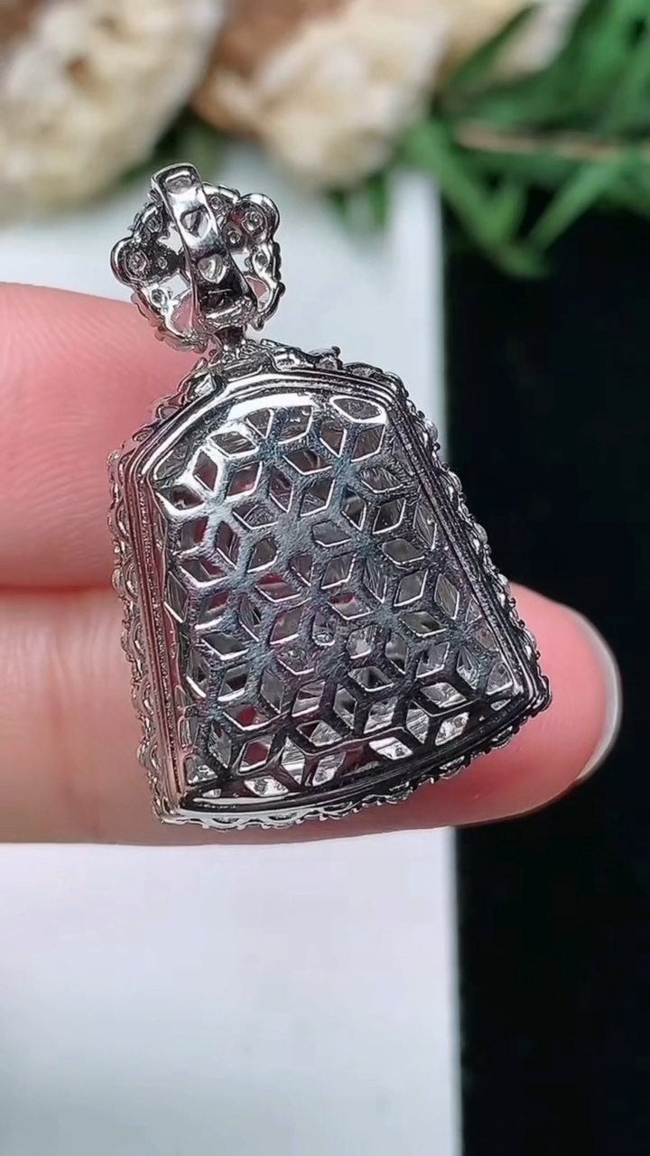 天然A货翡翠无事牌吊坠，尺寸27.7-17.3-9.2，裸石14.6-12.5，重量:5.01g
3月18日