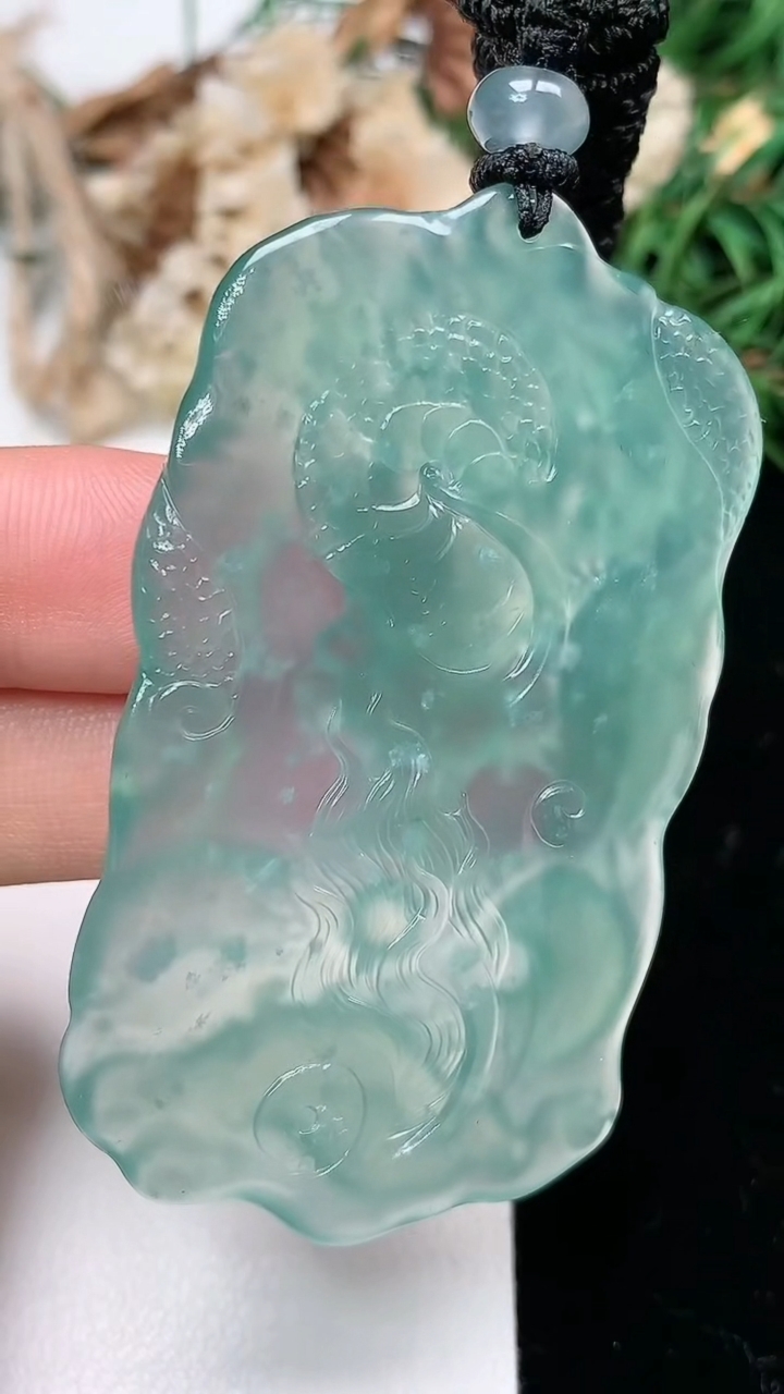 天然A货翡翠蓝水龙牌吊坠，尺寸58.9-32.6-5.5，重量:22.12g
3月18日