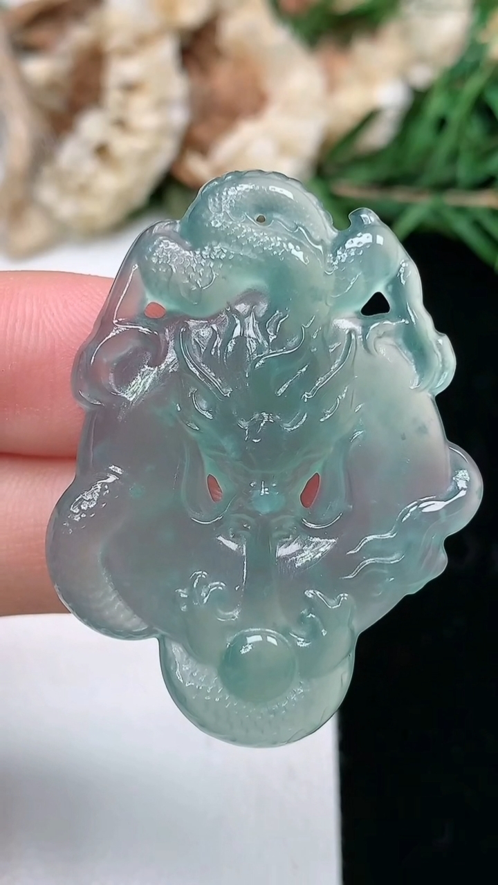 天然A货翡翠蓝水龙牌吊坠，尺寸40-30.4-5.4，重量:9.65g
3月18日