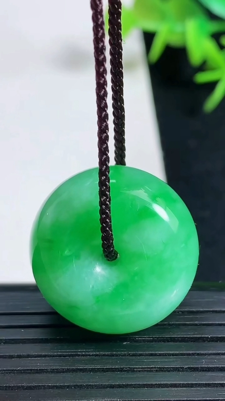 天然A货翡翠绿绿通吊坠，尺寸24-12.6，重量:15.12g
3月18日