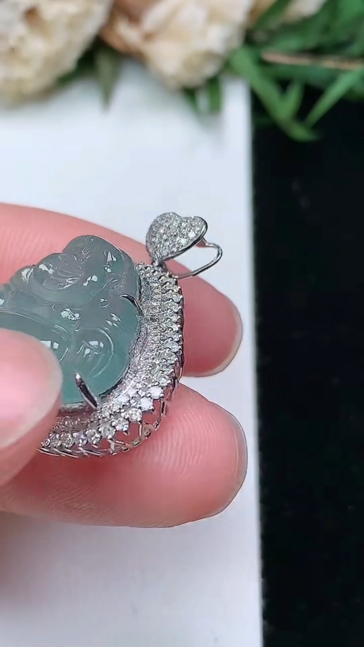 天然A货翡翠白冰佛公吊坠，尺寸24.4-23.2-9.7，裸石14.8-19
3月18日