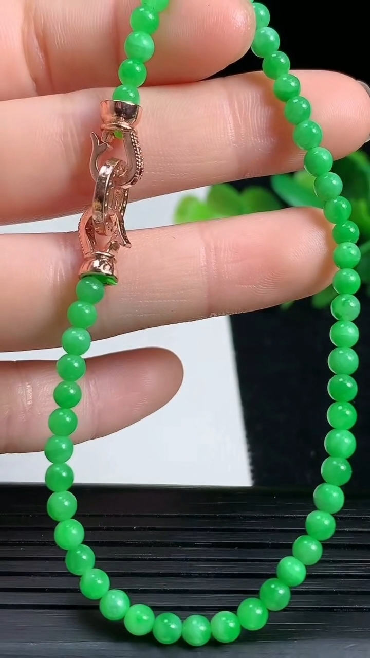 天然A货翡翠小米圆珠手串，尺寸3.8重量:6.01g3月18日
工厂直销收藏佳品,种好水足，色泽均匀，有种有色，上手高大气！