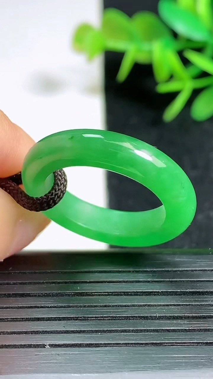 天然A货翡翠指环 戒指，尺寸18.8-5.3-4.2，重量:4.53g2026年3月18日
工厂直销收藏佳品,种好水足，色泽均匀，有种有色，上手高大气！