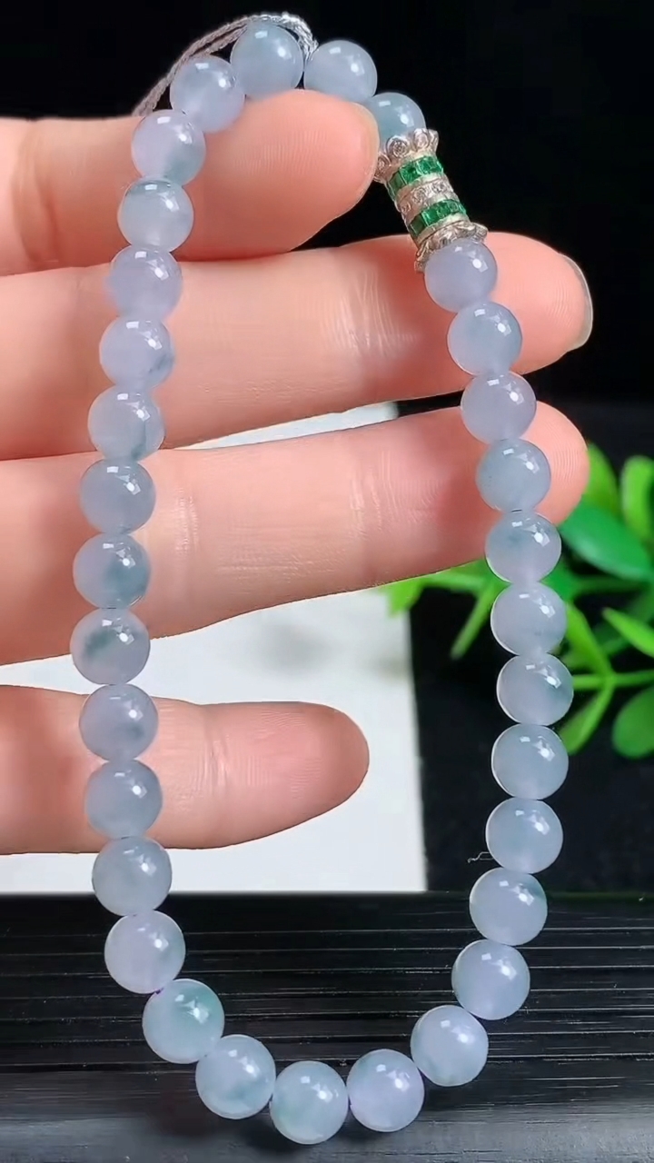 天然A货翡翠紫罗兰飘花圆珠手串尺寸5.7-32颗重量:12.89g3月18日
工厂直销收藏佳品,种好水足，色泽均匀，有种有色，上手高大气！