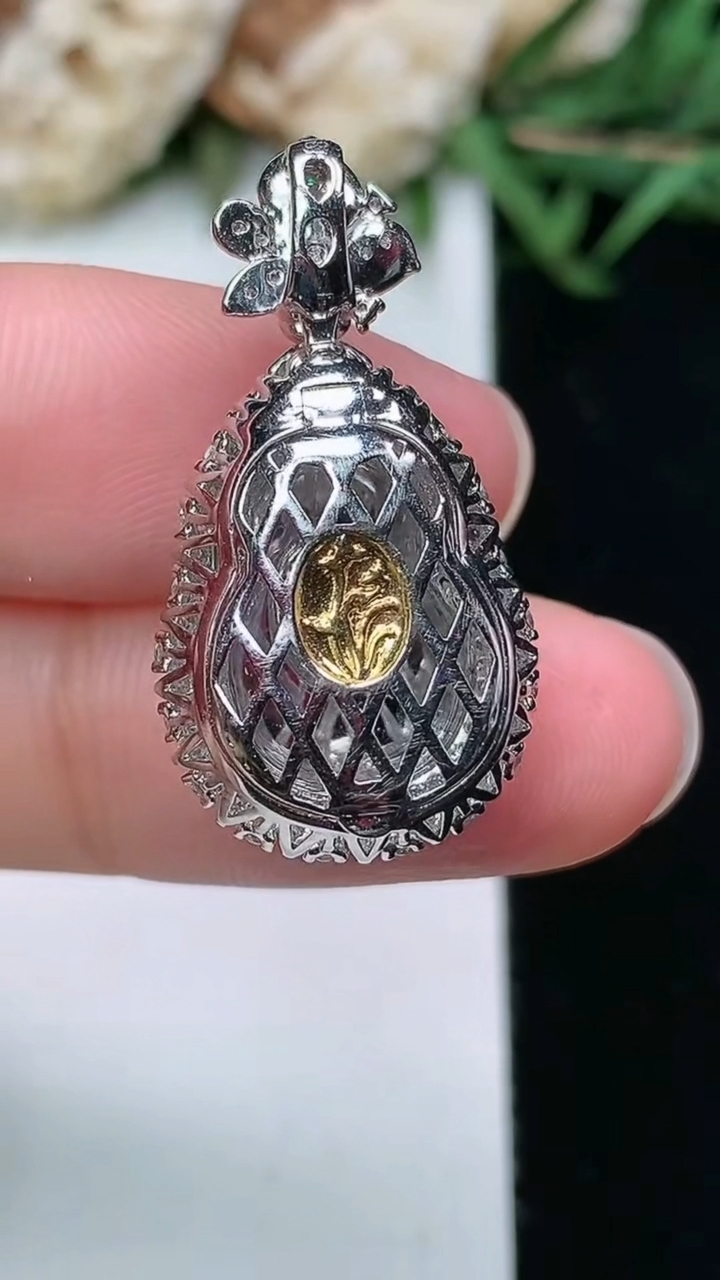 天然A货翡翠葫芦吊坠，尺寸28-14.7-9.8，裸石14.4-9.7，重量:4.31g
3月18日