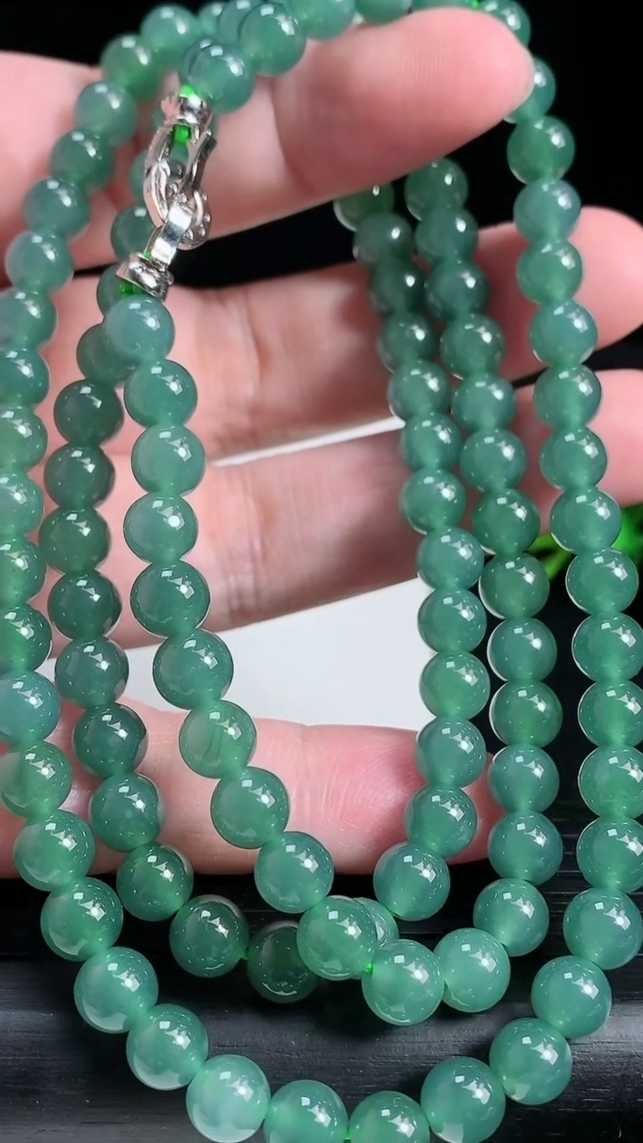 天然A货翡翠圆珠项链尺寸6.8-108颗重:59.06g3月18日
工厂直销收藏佳品,种好水足，色泽