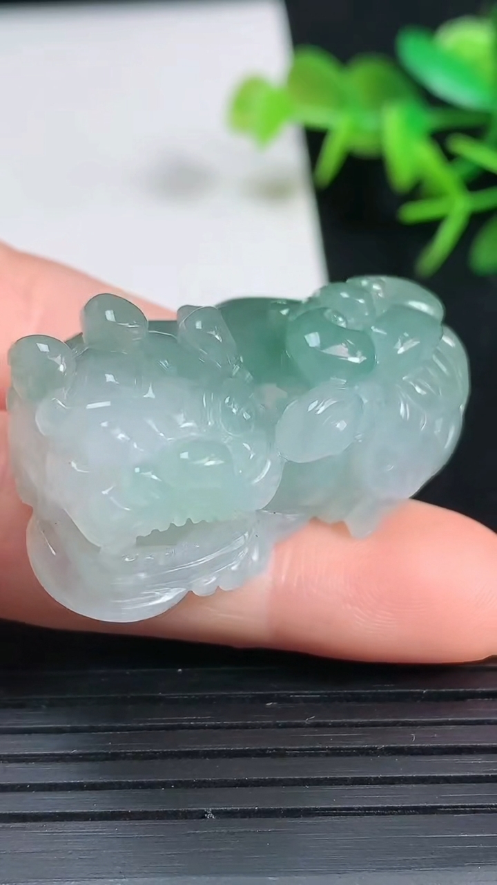 天然A货翡翠霸王貔貅吊坠，尺寸38.6-21.6-16，重量:24.06g
3月18日