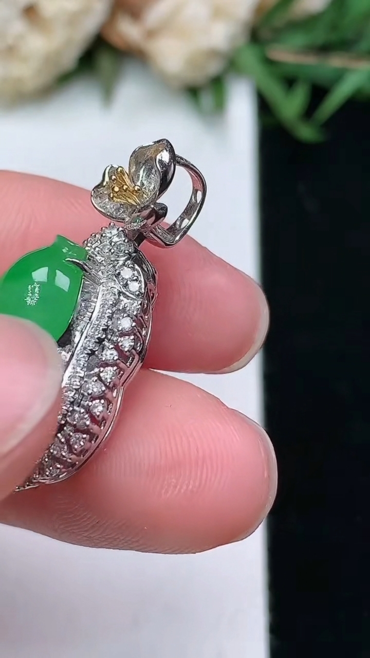 天然A货翡翠葫芦吊坠，尺寸26.6-14.8-11.6，裸石15-10.3，重量:4.24g
3月18日