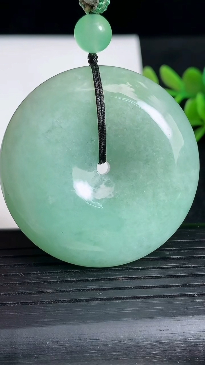 天然A货翡翠平安扣吊坠尺寸45.2-11.8重:48.69g
3月18日
恒德