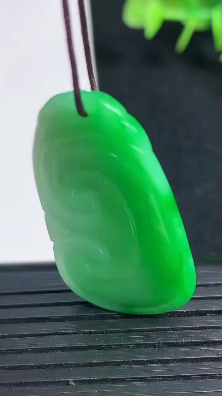 天然A货翡翠如意吊坠，尺寸37.3-20.3-4，重量:7.26g
3月18日