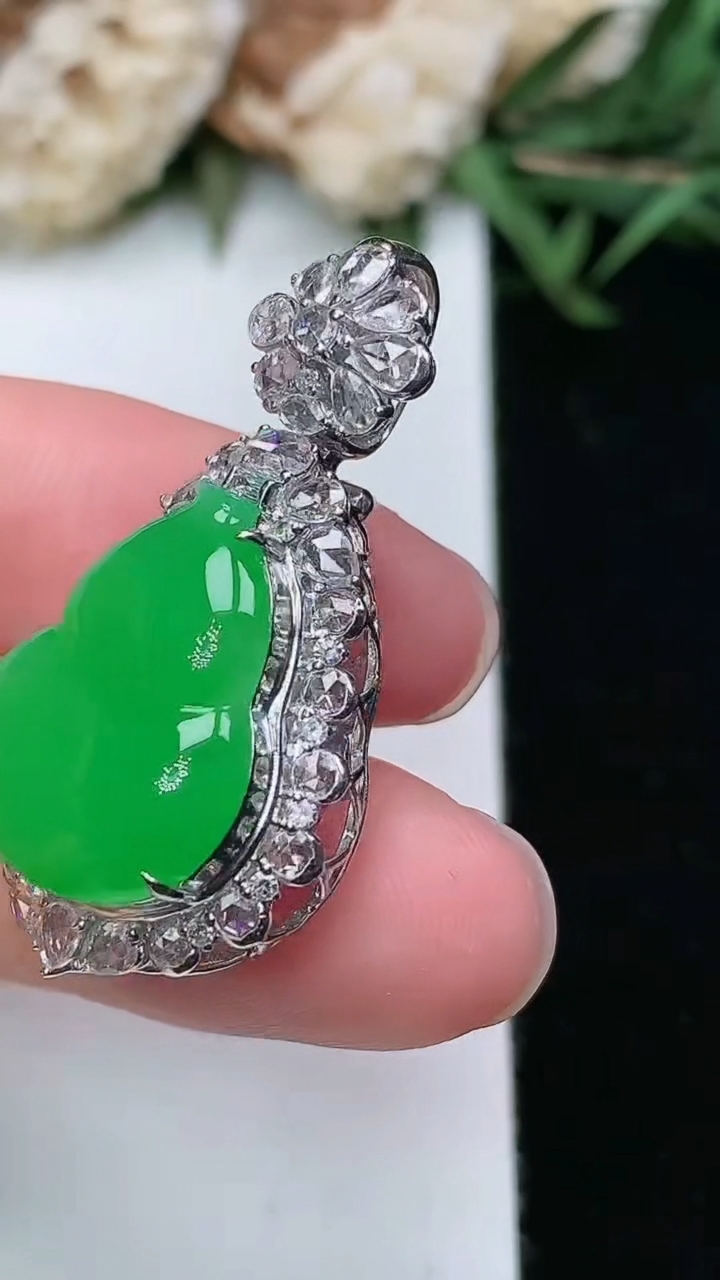 天然A货翡翠葫芦吊坠，尺寸32.8-17.2-11.7，裸石16.9-13，重量:5.33g
3月18日