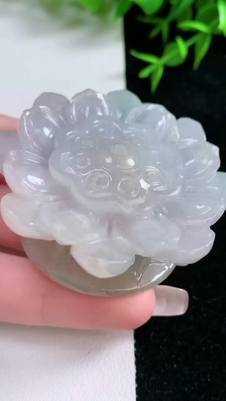 天然A货翡翠荷花小摆件，尺寸50.7-47.2-24，重量:74.05g
3月18日