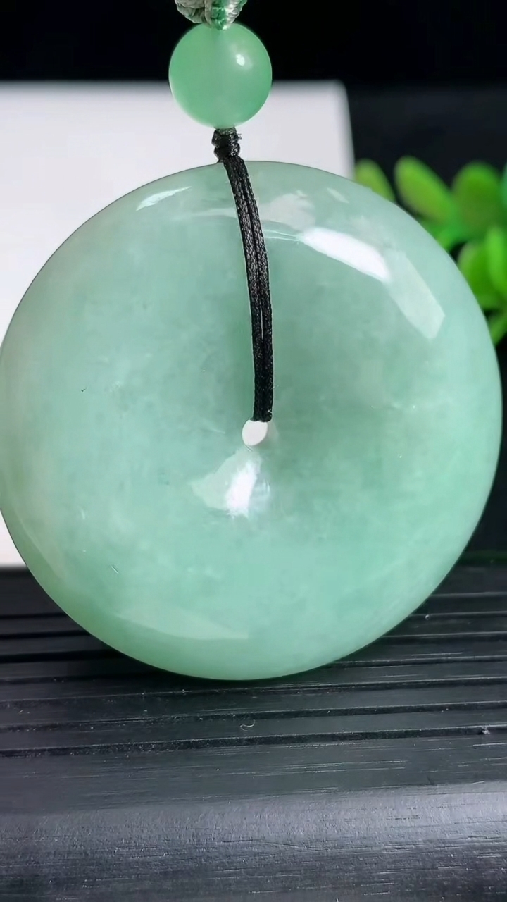 天然A货翡翠平安扣吊坠尺寸45.2-11.8重:48.69g
3月18日
恒德