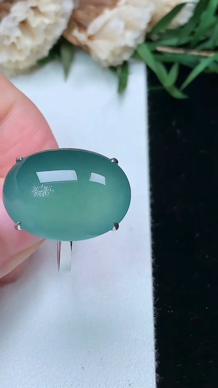 天然A货翡翠蓝水蛋面戒指，尺寸17.4-19-14.2，重量:5.41g2026年3月18日
工厂直销收藏佳品,种好水足，色泽均匀，有种有色，上手高大气！