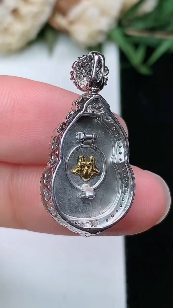 天然A货翡翠葫芦吊坠，尺寸27.3-14-9.7，裸石15.8-11.4，重量:4.17g
3月18日，重量:4.17g