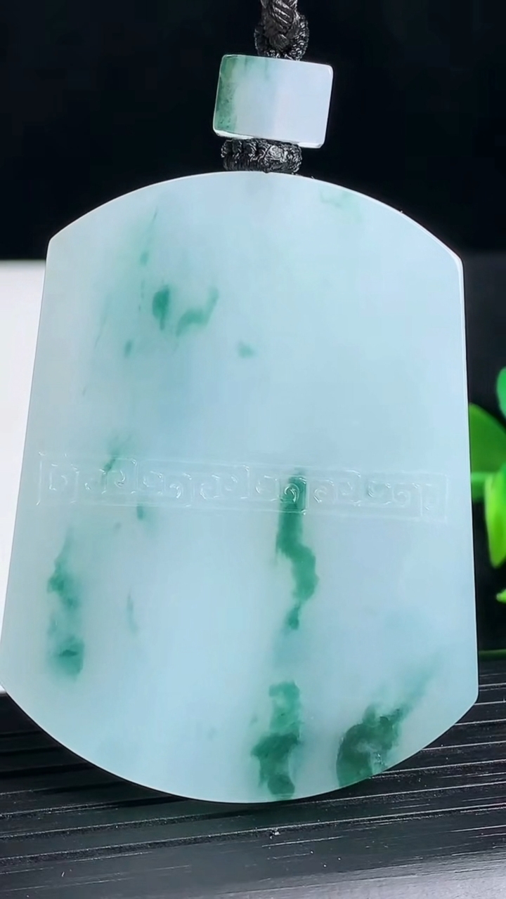 天然A货翡翠飘花仿古无事牌吊坠尺寸53.9-40.9-5.5重量:41.56g
3月18日