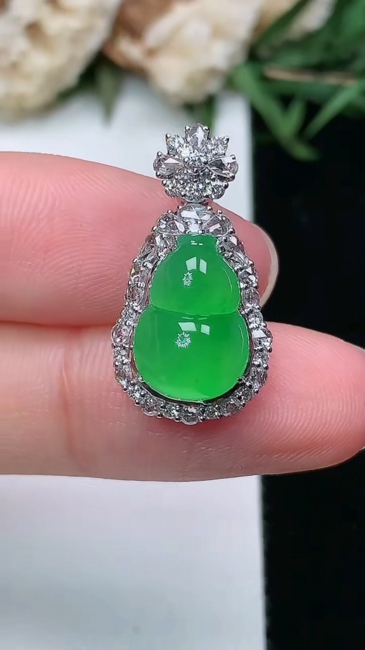 天然A货翡翠葫芦吊坠，尺寸22.5-12-9.7，裸石12-8.5，重量:3.27g
3月18日