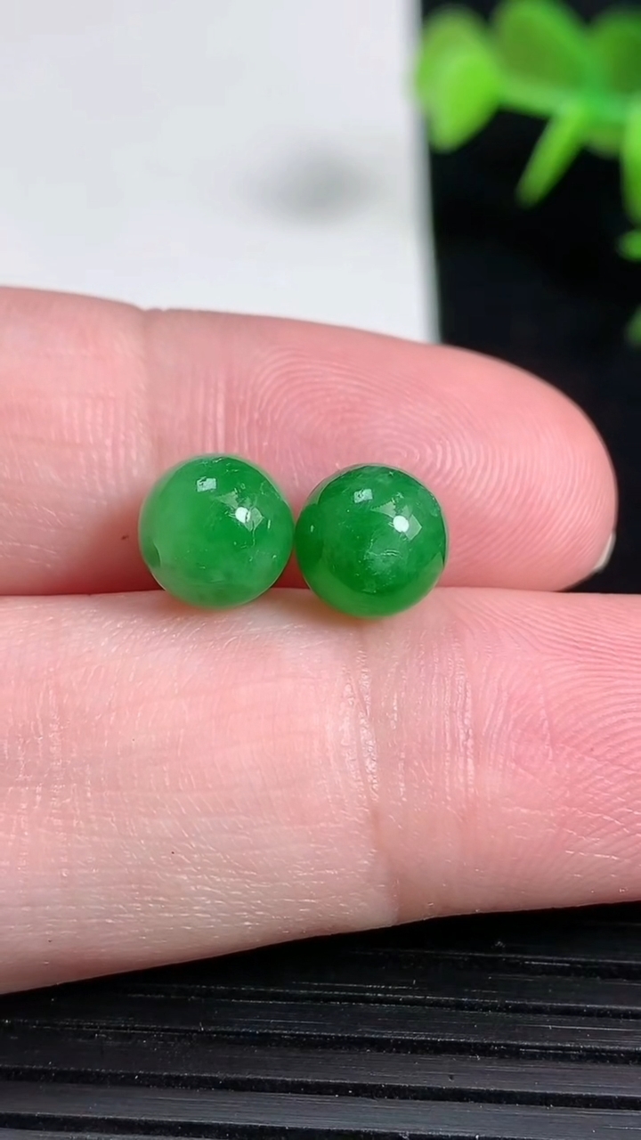 天然A货翡翠圆珠一对，尺寸7.6重量:2.14g3月18日
工厂直销收藏佳品,种好水足，色泽均匀，有